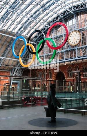 John Betjeman statue and Olympic rings at St Pancras station, London, UK Stock Photo
