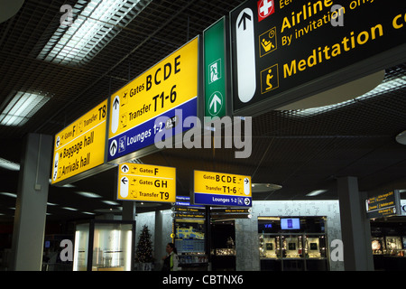 AIRPORT DIRECTION SIGNS & CONCOURSE SCHIPHOL AIRPORT AMSTERDAM HOLLAND 24 November 2011 Stock Photo