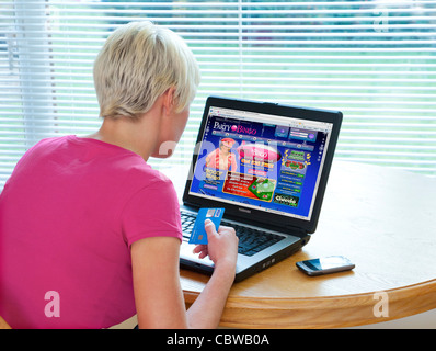 woman playing online bingo games on PartyBingo website Stock Photo