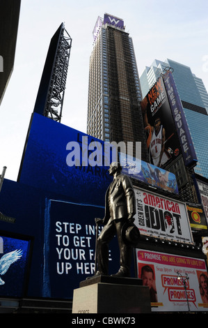 Sunny profile portrait, towards American Eagle Outfitters theatre advertisements, 7th Avenue, Broadway, Times Square, New York Stock Photo