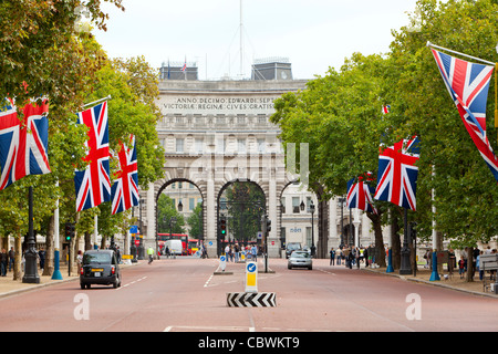 Automobiles and bicycles driving and pedestrians walking on The Mall in front of the Admiralty Arch. Stock Photo