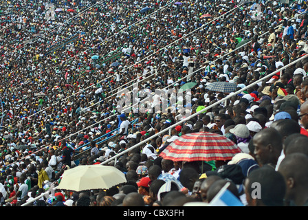 Thousands of young men watch Sierra Leone vs Egypt in the African Cup of Nations, Freetown, Sierra Leone Stock Photo