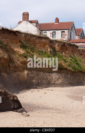 Happisburgh coastline, North Norfolk, East Anglia. Erosion of cliffs by the North Sea ; houses, homes on cliff edge, next to go. Stock Photo
