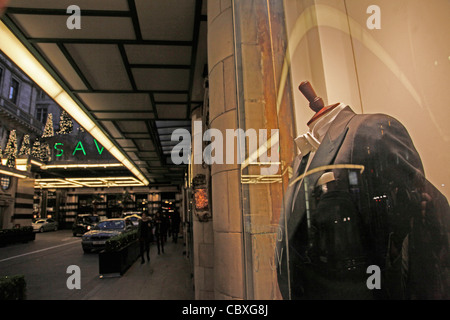 UK. TAYLORS SHOP AT REFURBISHED SAVOY HOTEL IN THE LONDON STRAND Stock Photo