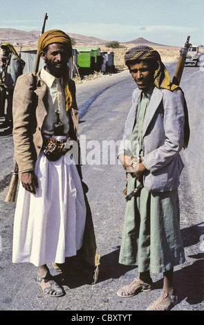 Full-length portrait of two Yemeni men with rifles over their shoulders, Sana’a, Yemen Stock Photo