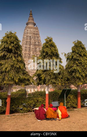 India, Bihar, Bodhgaya, Mahabodhi Temple, pilgrims at Buddhist temple where Buddha attained enlightenment Stock Photo