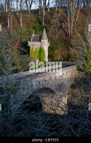 The old bridge of Avon and Castle Gatehouse at Ballindalloch Morayshire, Scotland.  SCO 7814