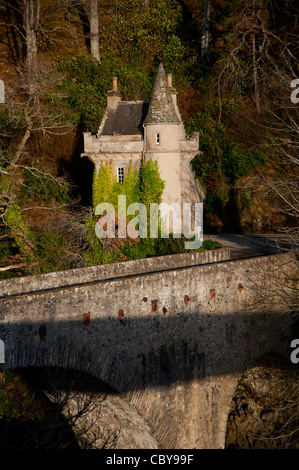 The old bridge of Avon and Castle Gatehouse at Ballindalloch Morayshire, Scotland.  SCO 7817
