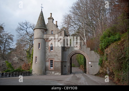The old bridge of Avon and Castle Gatehouse at Ballindalloch Morayshire, Scotland.  SCO 7819