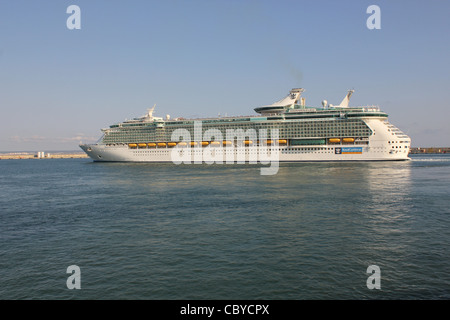 Royal Caribbean International's Cruise Ship 'Independence of the Seas' leaving  the Port of Palma de Mallorca Stock Photo