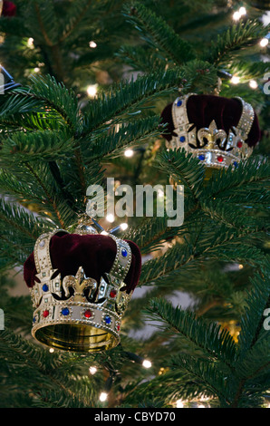 Royal Souvenirs On Sale At Queen&Amp;#39;S Gift Shop Buckingham Palace London Stock Photo: 41785046 - Alamy