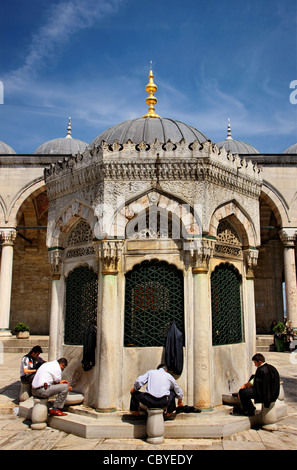 Muslims performing the ablutions at the beautiful fountain of Yeni Camii ('New Mosque'), Istanbul, Turkey. Stock Photo