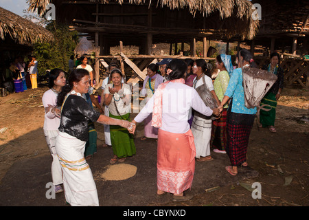 India, Arunachal Pradesh, Along, Kombo, Hurin harvest festival, women dancing in middle of village Stock Photo