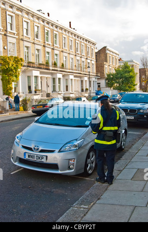 Traffic Warden issuing parking ticket Stock Photo
