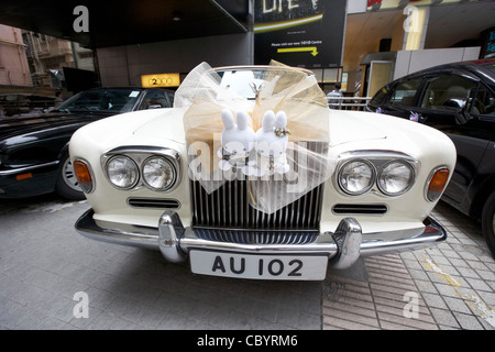 white rolls royce wedding car with grille cat soft toys in hong kong hksar china asia Stock Photo