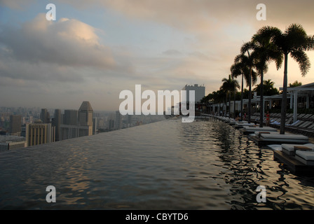 Sands SkyPark infinity swimming pool on the 57th floor of Marina Bay Sands Hotel, Marina Bay, Singapore Stock Photo