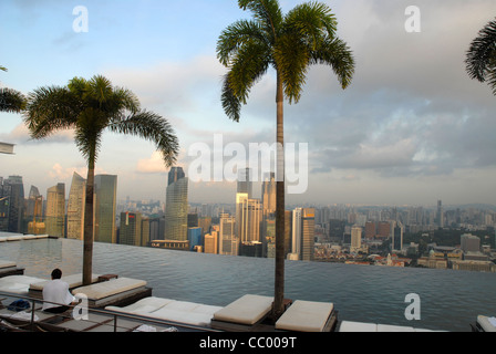 Sands SkyPark infinity swimming pool on the 57th floor of Marina Bay Sands Hotel, Marina Bay, Singapore Stock Photo