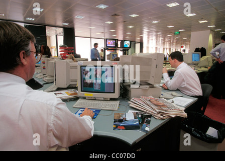 inside the Daily Mirror newspaper editorial offices , Fleet Street during the time that phone hacking was a widespread practice. Piers Morgan is in blue shirt ( centre ) screen . Stock Photo