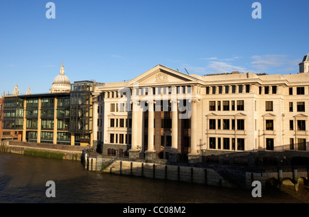 the vintners hall on the banks of the river thames London England UK United kingdom Stock Photo