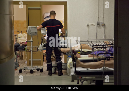 HALLWAYS CROWDED WITH THE SICK AND INJURED IN THE EMERGENCY WARD, MULHOUSE HOSPITAL, HAUT-RHIN (68), FRANCE Stock Photo