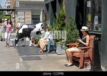 STREET SCENE IN FRONT OF BUBBY'S RESTAURANT, HUDSON STREET, TRIBECA, MANHATTAN, NEW YORK CITY, NEW YORK STATE, UNITED STATES Stock Photo