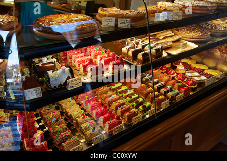 Paris, France, French Bakery Shop, Paul, inside Shopping Center, Mall at  Centre Commercial Val d'Europe, Patisserie and Bread on DIsplay, bakery  counter france, boulangerie interior france Stock Photo - Alamy
