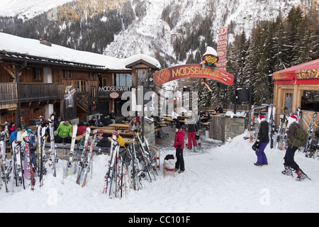 St Anton am Arlberg, Tirol, Austria, Europe. Skis and skiers outside the Mooserwirt apres ski bar with snow in winter Stock Photo