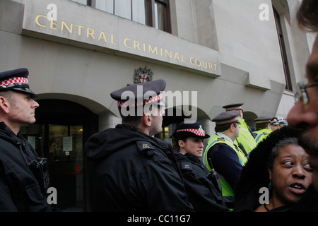 Gary Dobson and David Norris sentenced in Lawrence murder case Heavy police presence at Old Bailey during Stephen Lawrence trial Stock Photo