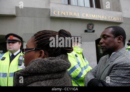 Gary Dobson and David Norris sentenced in Lawrence murder case Heavy police presence at Old Bailey during Stephen Lawrence trial Stock Photo