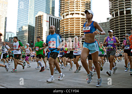 Marathon runners sprinting past the Marina City towers at the 2011 Chicago Marathon Stock Photo