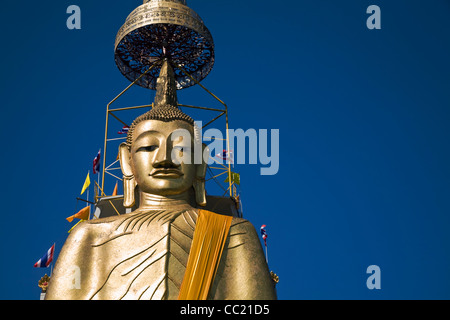 The standing Buddha at Wat Intharawihan, Bangkok, Thailand Stock Photo