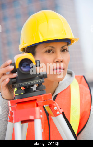 USA, New Jersey, Jersey City, Surveyor using a theodolite instrument Stock Photo