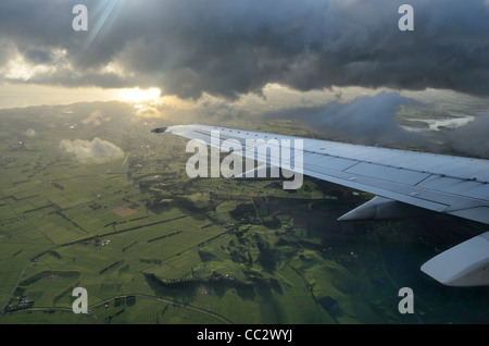 Wing of Boeing 737 descending into Auckland late in the afternoon Stock Photo