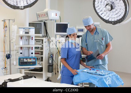 USA, Arizona, Phoenix, Surgeons in operating room Stock Photo