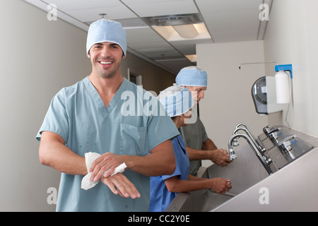 USA, Arizona, Phoenix, Surgeons washing hands in hospital Stock Photo