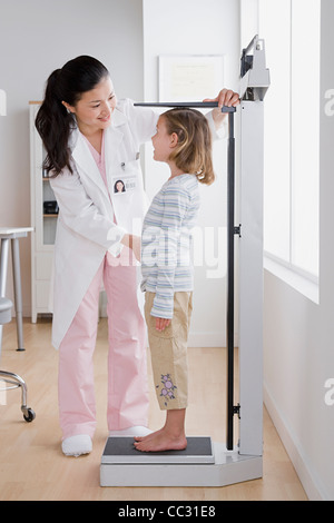 USA, California, Los Angeles, Female doctor measuring girl (4-5) Stock Photo