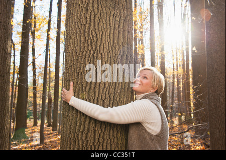 https://l450v.alamy.com/450v/cc351t/usa-new-jersey-smiling-woman-hugging-tree-in-autumn-forest-cc351t.jpg