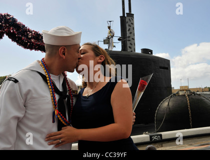 Philip Martinez is greeted with a kiss by his wife as he disembarks first from the Los Angeles-class attack submarine USS Columb Stock Photo