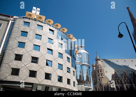 Österreich, Wien I, Stephansplatz, Fassade des Anfang der neunziger Jahre vom Architekten Hans Hollein entworfenen Haas-Haus Stock Photo