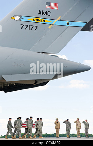 Navy Adm. Mike Mullen, Navy Rear Adm. James J. Shannon, Army Brig. Gen. Michael T. Harrison Sr. and Col. Manson Morris pay their respects as an Army carry team transfers the remains of Capt. Mark A. Garner July 8, 2009 at Dover Air Force Base, DE. Admiral Mullen is the chairman of the Joint Chiefs o Stock Photo