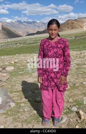 Chang-pa nomad girl on the rugged high-altitude plain above Korzok, Lake Tsomoriri, (Ladakh) Jammu & Kashmir, India Stock Photo