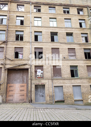 Urban Decay in Bradford - The area around the old mill factories Stock Photo