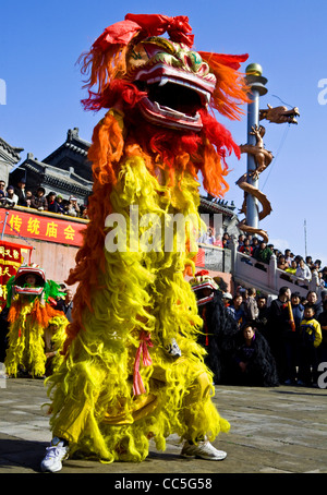 People performing lion dance during temple fair, Miaofeng Mountain, Beijing, China Stock Photo