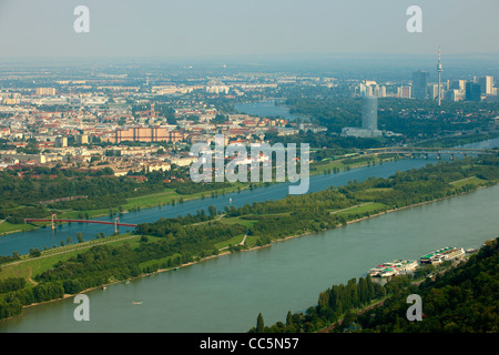 Österreich, Wien 19, Blick vom Leopoldsberg über die Donau mit der Donauinsel auf die Stadt Wien Stock Photo