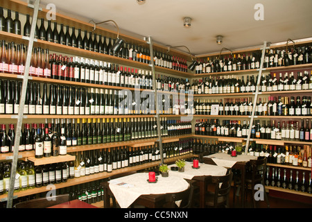 Österreich, Wien 2, Spezerei, Karmeliterplatz 2. Weine und Spezialitäten und ein eine Bar mit kleinen Gerichten. Stock Photo