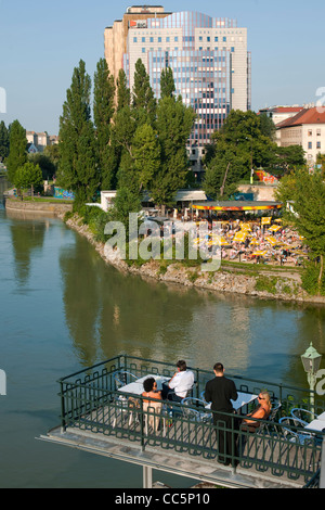 Österreich, Wien I, Blick über die Terrasse des Cafe Urania auf den Donakanal mit der Strandbar Herrmann, im Hintergrund der 'Rechnungshof' Stock Photo