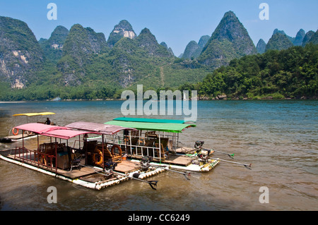Wood rafts on Li river between Guilin and  Yangshuo, Guangxi province - China Stock Photo