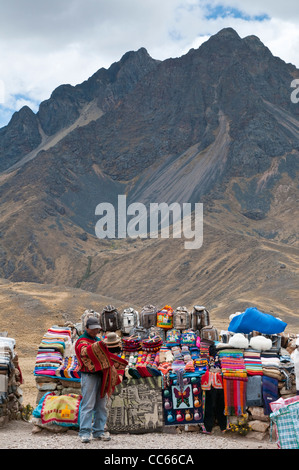 Peru. Feliz Viaje. Local souvenir vendors at the artisan market Puno les desea feliz viaje pass, Puno, Peru Stock Photo