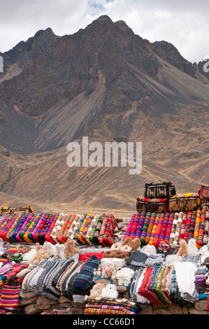 Peru. Feliz Viaje. Local souvenir vendors at the artisan market Puno les desea feliz viaje pass, Puno, Peru Stock Photo