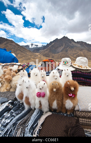 Peru. Feliz Viaje. Local souvenir vendors at the artisan market Puno les desea feliz viaje pass, Puno, Peru Stock Photo